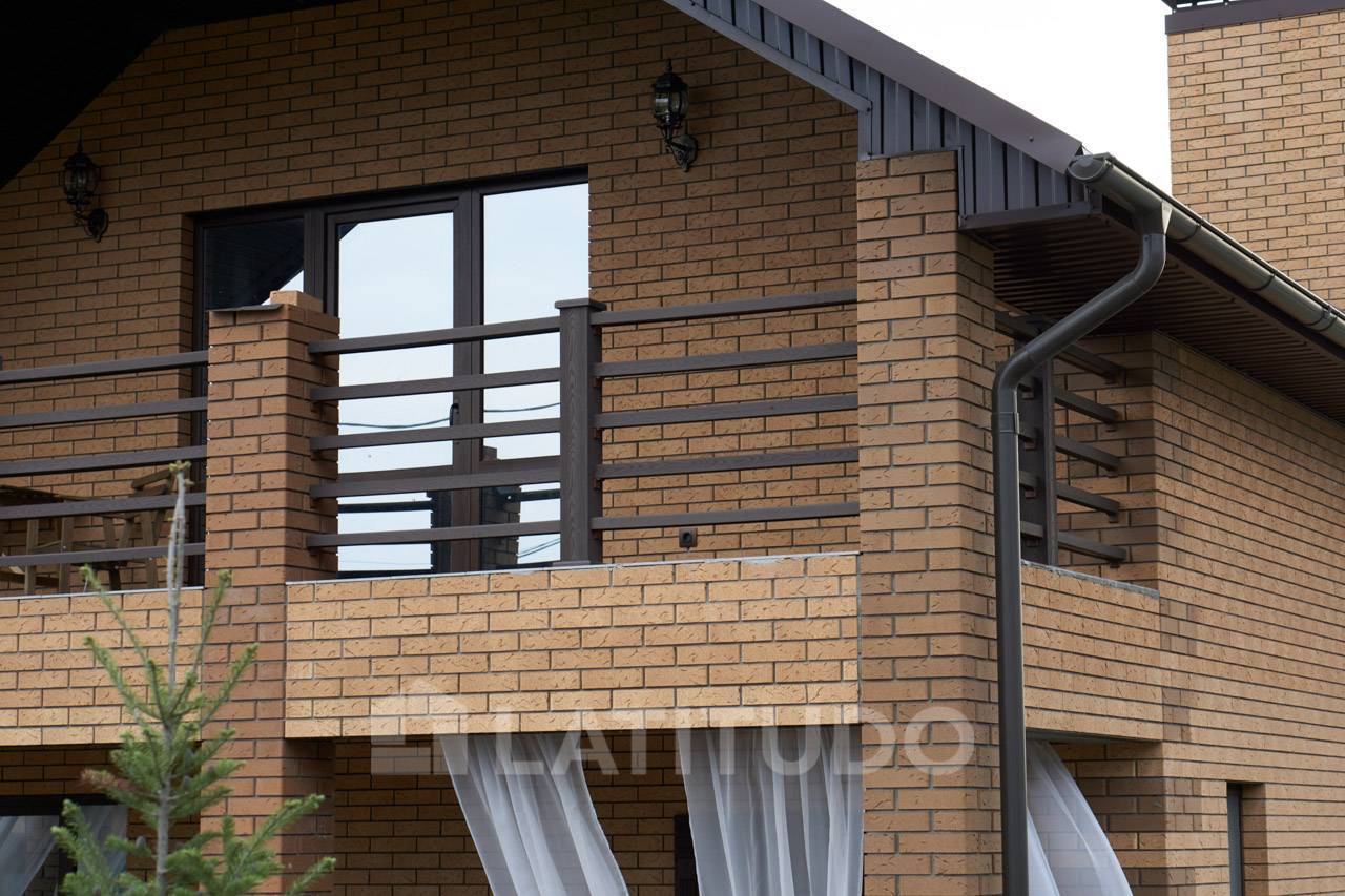 Недорогие ограждения для балкона дома