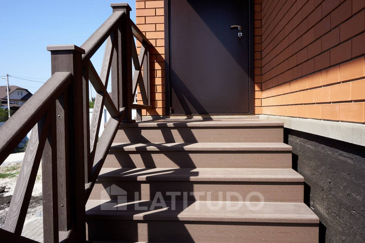 Лестница на металлокаркасе с перилами из ДПК для дома