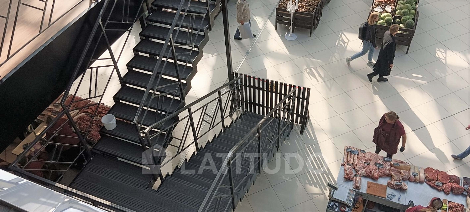 ДПК для лестницы внутри крытого рынка в Воронеже