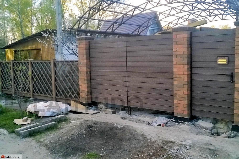 Забор из ДПК с монолитным поликарбонатом и ворота